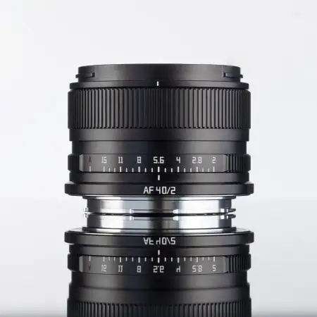 Объектив TTArtisan AF 40 мм F2 для L mount — вид сбоку, шкала диафрагмы, студийная съёмка