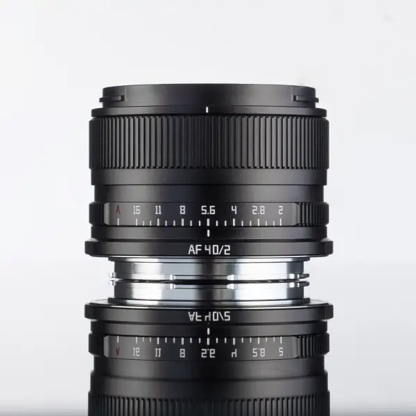 Объектив TTArtisan AF 40 мм F2 для L mount — вид сбоку, шкала диафрагмы, студийная съёмка