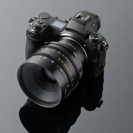 Объектив TTartisan 50 мм T2.1 Full Frame Cine Dual-Bokeh для Nikon Z — установлен на камеру Nikon Z: камера, объектив и отражение целиком по центру кадра