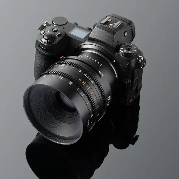 Объектив TTartisan 50 мм T2.1 Full Frame Cine Dual-Bokeh для Nikon Z — установлен на камеру Nikon Z: камера, объектив и отражение целиком по центру кадра