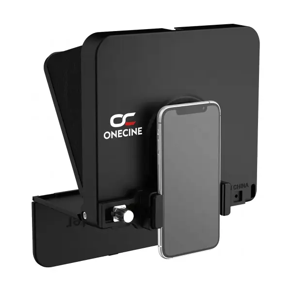 Телесуфлёр OneCine Script 10 Lite сзади: смартфон в зажиме вертикально, экраном к оператору