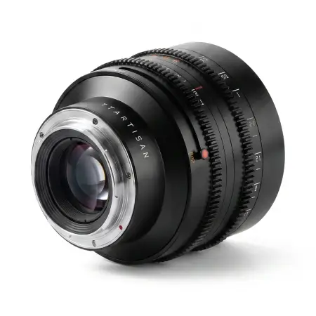 Объектив TTartisan 50 мм T2.1 Full Frame Cine Dual-Bokeh для Nikon Z — лёжа, вид сзади на байонет Nikon Z, белый фон