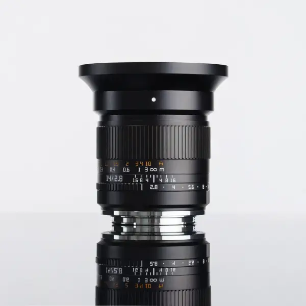 Объектив TTArtisan 14 мм F2.8 ASPH для Nikon Z — с установленным кольцом-держателем фильтров 77 мм, вид сбоку