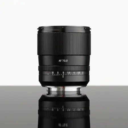 Объектив TTArtisan AF 75 мм F2 для Fuji X — вид спереди, студийная съёмка