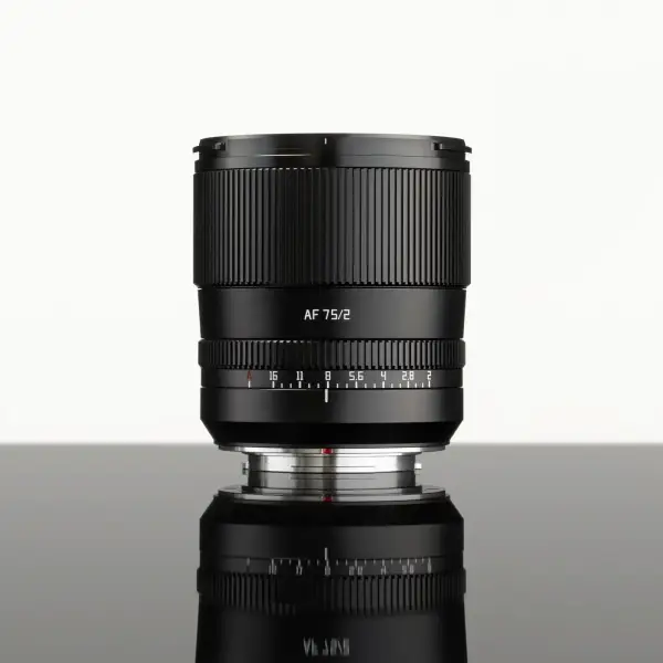 Объектив TTArtisan AF 75 мм F2 для Fuji X — вид спереди, студийная съёмка
