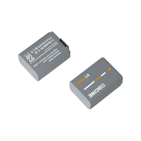 Аккумулятор ZGCINE FW50 для Sony — вид спереди и сзади, белый фон