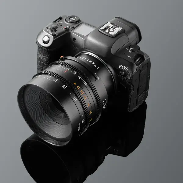 Объектив TTartisan 50 мм T2.1 Full Frame Cine Dual-Bokeh для Canon EOS R — установлен на камеру Canon EOS R: камера, объектив и отражение целиком по центру кадра