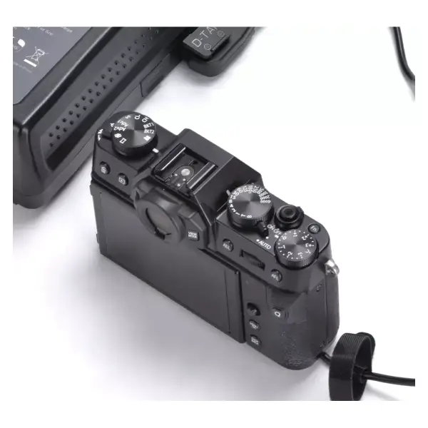 Пустышка NP-W126 установлена в камеру Fujifilm, питание от V-mount по D-Tap