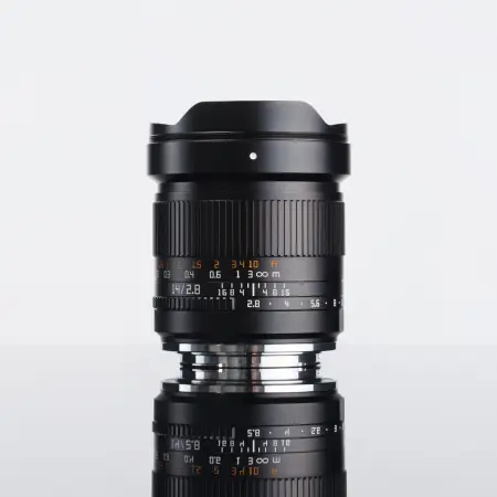 Объектив TTArtisan 14 мм F2.8 ASPH для Sony E — вид сбоку, студийная съёмка