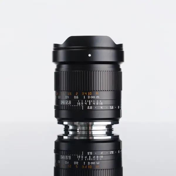 Объектив TTArtisan 14 мм F2.8 ASPH для Sony E — вид сбоку, студийная съёмка