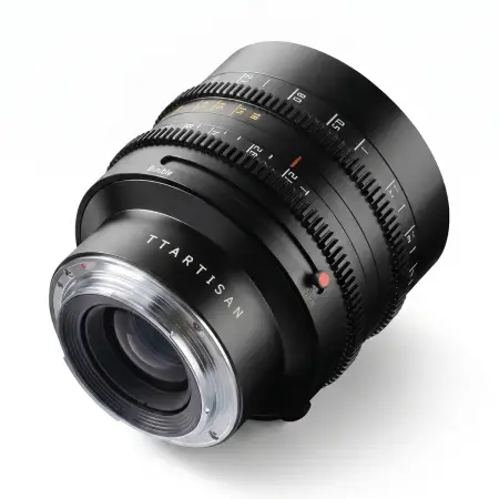 Объектив TTartisan 50 мм T2.1 Full Frame Cine Dual-Bokeh для Canon EOS R — лёжа, вид сзади на байонет Canon RF, белый фон
