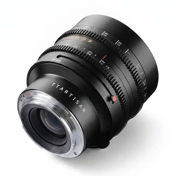 Объектив TTartisan 50 мм T2.1 Full Frame Cine Dual-Bokeh для Canon EOS R — лёжа, вид сзади на байонет Canon RF, белый фон