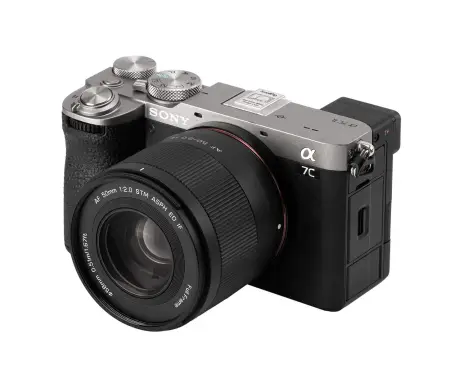 Объектив Viltrox AF 50 мм F2.0 AIR FE для Sony E на камере