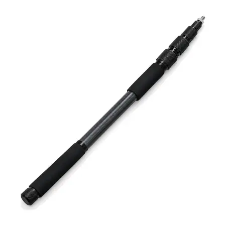 Удочка OneCine Boom 300 Carbon в ракурсе 3/4: карбоновая труба и поворотные замки
