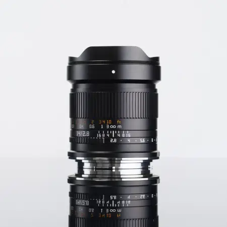 Объектив TTArtisan 14 мм F2.8 ASPH для Canon EOS R — вид сбоку, студийная съёмка