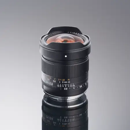 Объектив TTArtisan 14 мм F2.8 ASPH для L-mount — вид в три четверти сверху, кольца фокусировки и диафрагмы