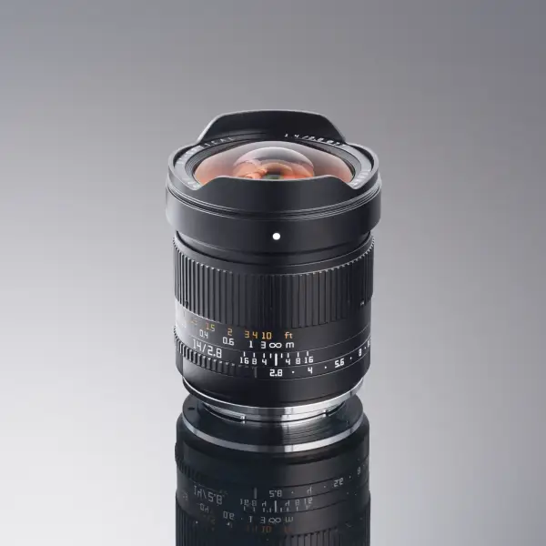 Объектив TTArtisan 14 мм F2.8 ASPH для L-mount — вид в три четверти сверху, кольца фокусировки и диафрагмы